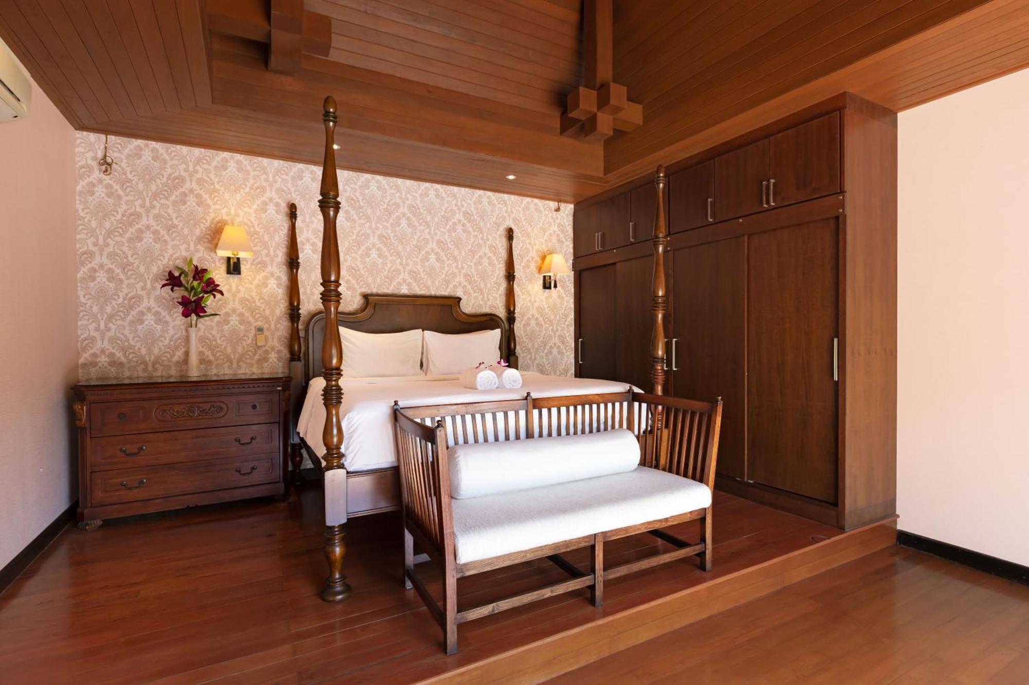 Extraordinary Courtyard 6Br Pool Villa Sri Suri, Naiharn Rawai Экстерьер фото